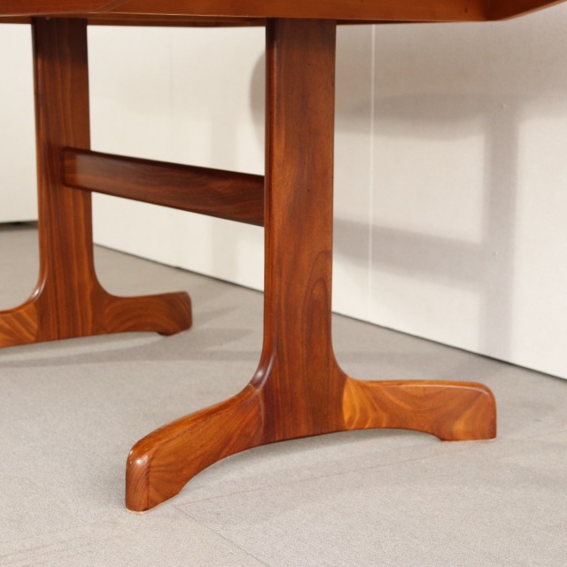 ジープランG-PLANのダイニングテーブル