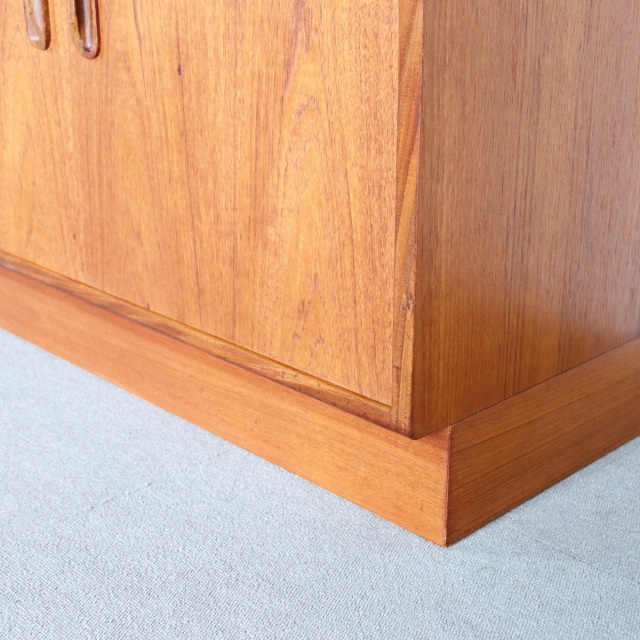 ジープラン製ローボード。ヴィンテージのチーク材の色味が美しい、空間に華をそえる一台。