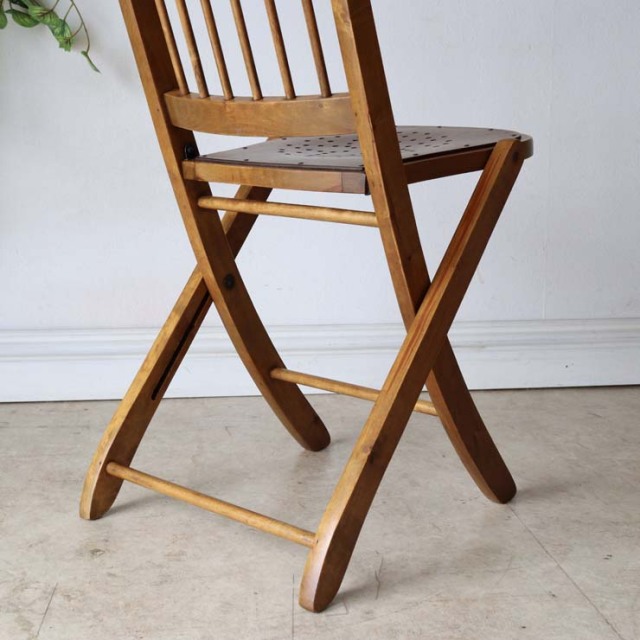 折りたたみ式の木製の椅子、座面には花柄の文様、色はライトブラウン、022031a