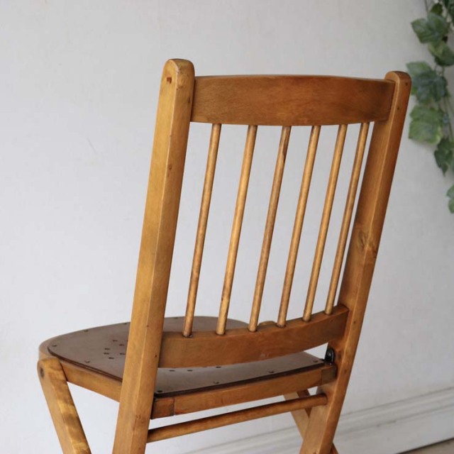 折りたたみ式の木製の椅子、座面には花柄の文様、色はライトブラウン、022031a