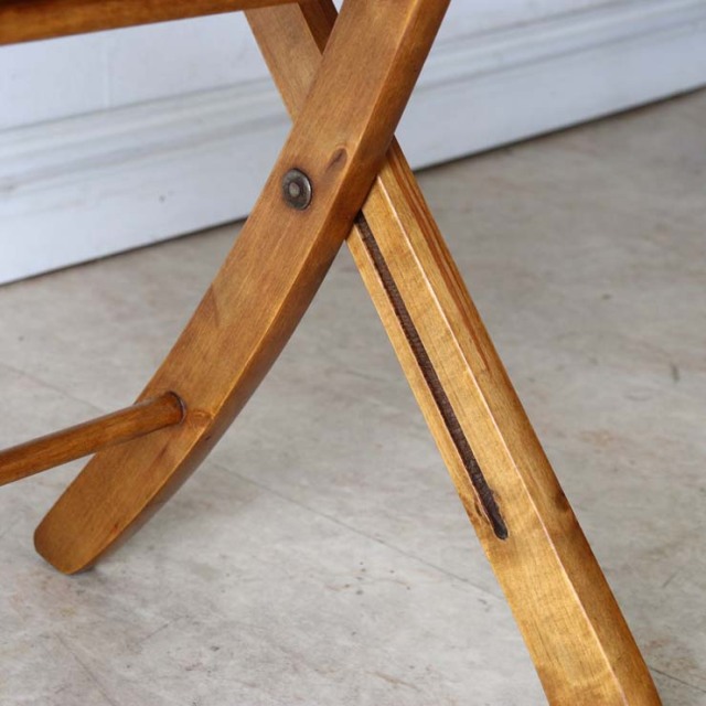 折りたたみ式の木製の椅子、座面には花柄の文様、色はライトブラウン、022031a