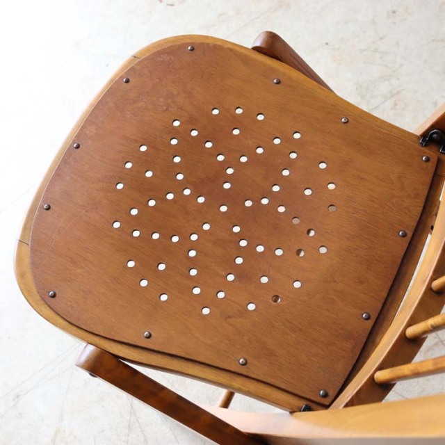 折りたたみ式の木製の椅子、座面には花柄の文様、色はライトブラウン、022031a