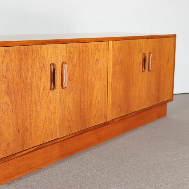 ジープラン製ローボード。ヴィンテージのチーク材の色味が美しい、空間に華をそえる一台。