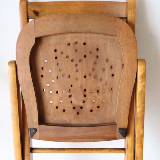 折りたたみ式の木製の椅子、座面には花柄の文様、色はライトブラウン、022031a