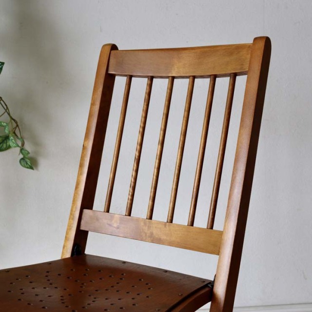 折りたたみ式の木製の椅子、座面には花柄の文様、色はライトブラウン、022031b