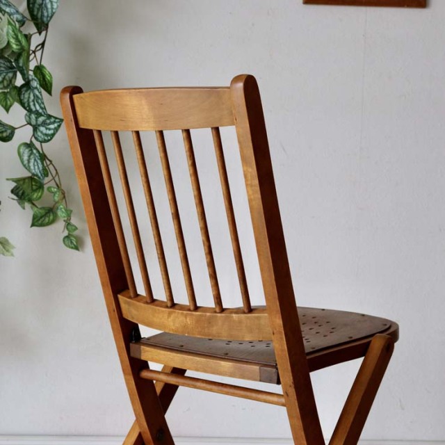 折りたたみ式の木製の椅子、座面には花柄の文様、色はライトブラウン、022031b