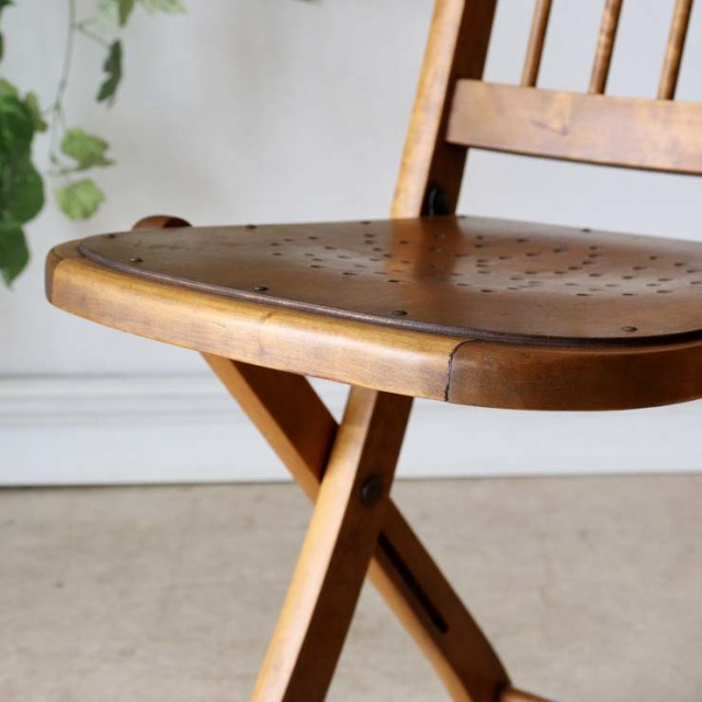 折りたたみ式の木製の椅子、座面には花柄の文様、色はライトブラウン、022031b