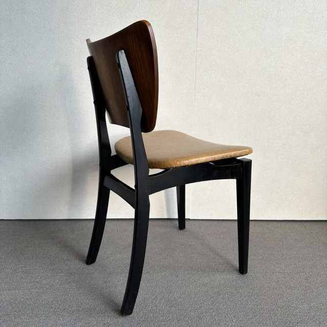 座面は黄色、背もたれは木製、脚は黒色のダイニングチェア、23145a