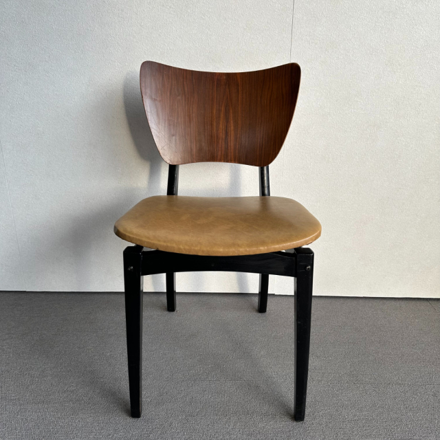 座面は黄色、背もたれは木製、脚は黒色のダイニングチェア、23145a