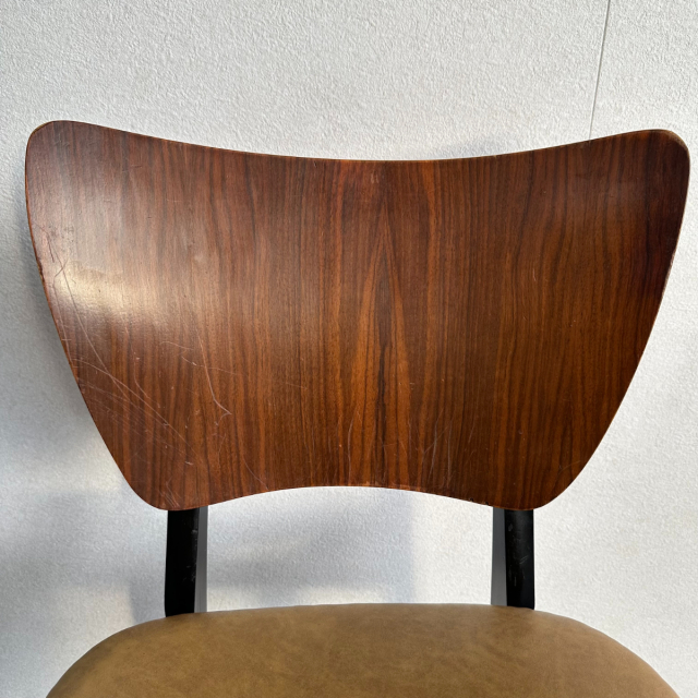 座面は黄色、背もたれは木製、脚は黒色のダイニングチェア、23145a