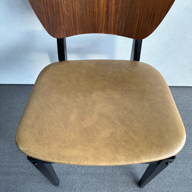 座面は黄色、背もたれは木製、脚は黒色のダイニングチェア、23145a