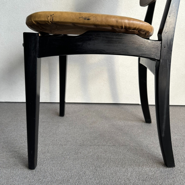 座面は黄色、背もたれは木製、脚は黒色のダイニングチェア、23145a