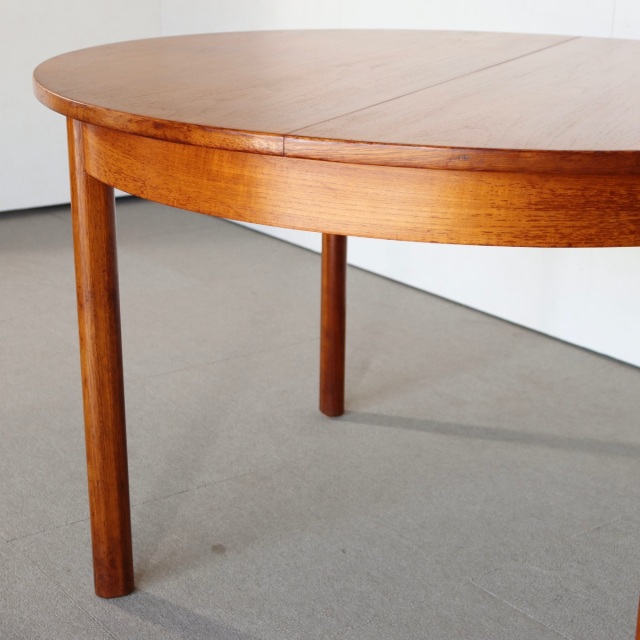 White and Newtonラウンドダイニングテーブル | 英国ヴィンテージ家具