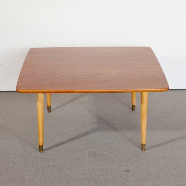 スウェーデン製のコーヒーテーブル