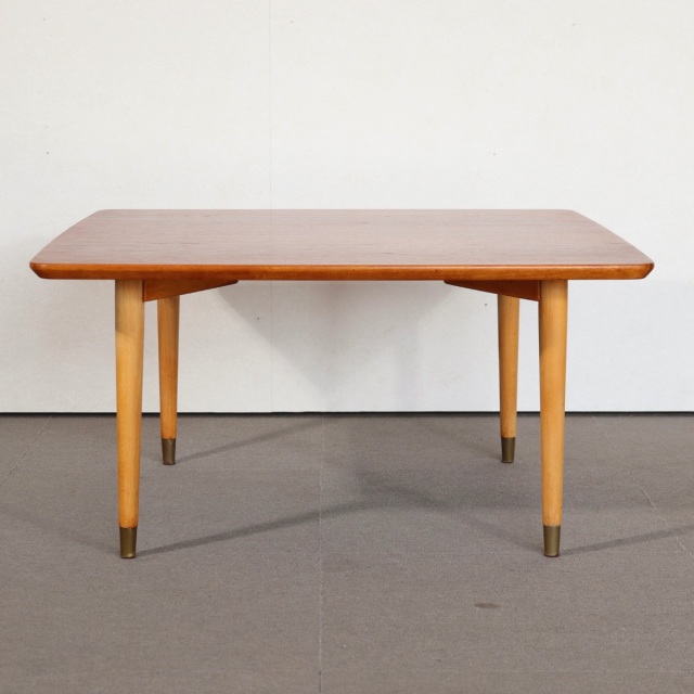 スウェーデン製のコーヒーテーブル