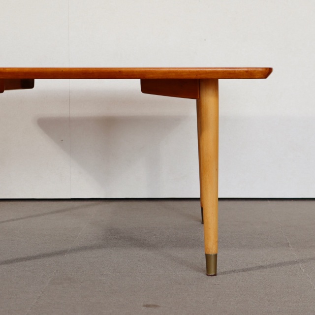 スウェーデン製のコーヒーテーブル