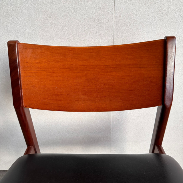 座面が黒いレザーの木製ダイニングチェア、23028b