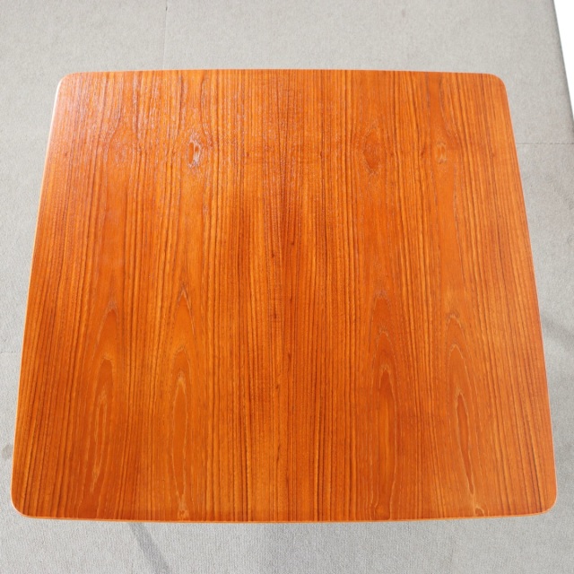 スウェーデン製のコーヒーテーブル