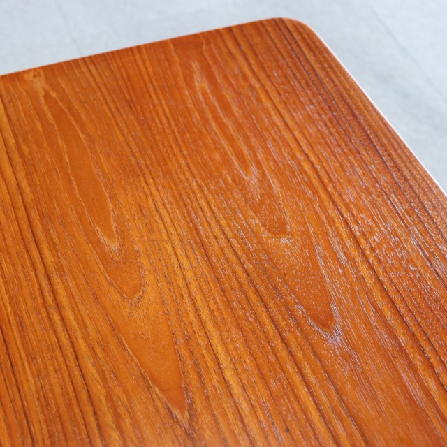 スウェーデン製のコーヒーテーブル