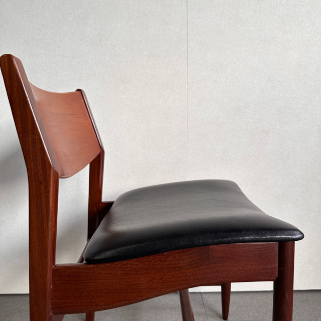 座面が黒いレザーの木製ダイニングチェア、23028b