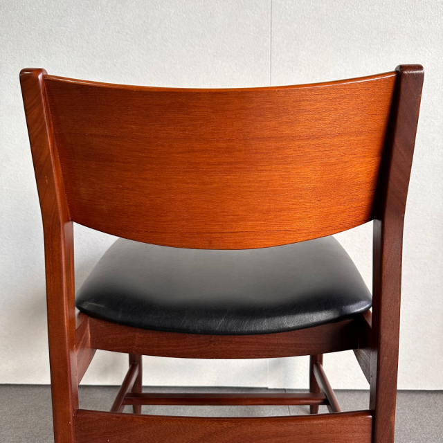 座面が黒いレザーの木製ダイニングチェア、23028b