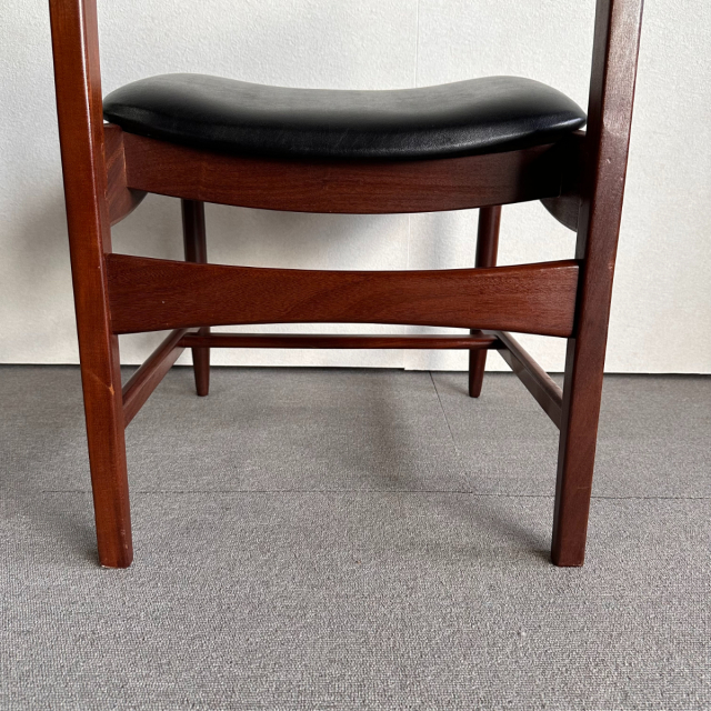 座面が黒いレザーの木製ダイニングチェア、23028b