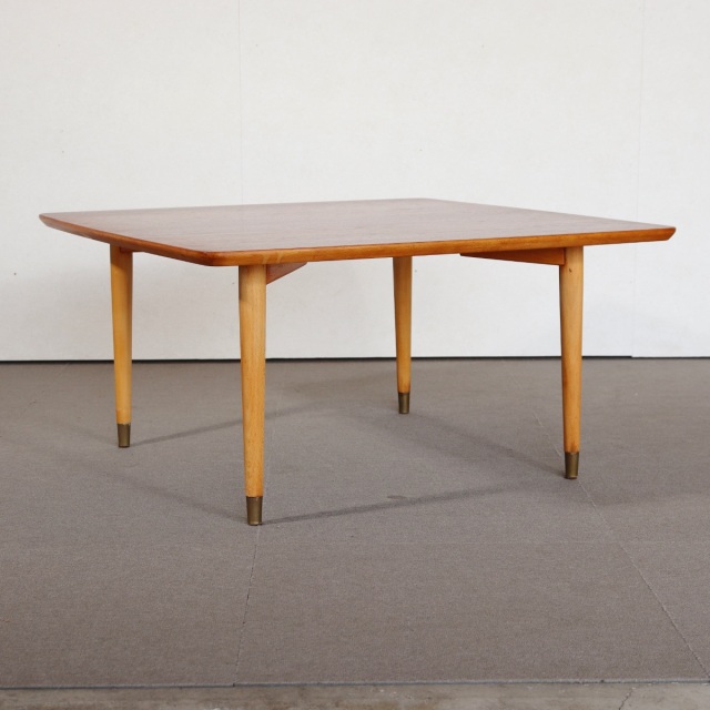 スウェーデン製のコーヒーテーブル