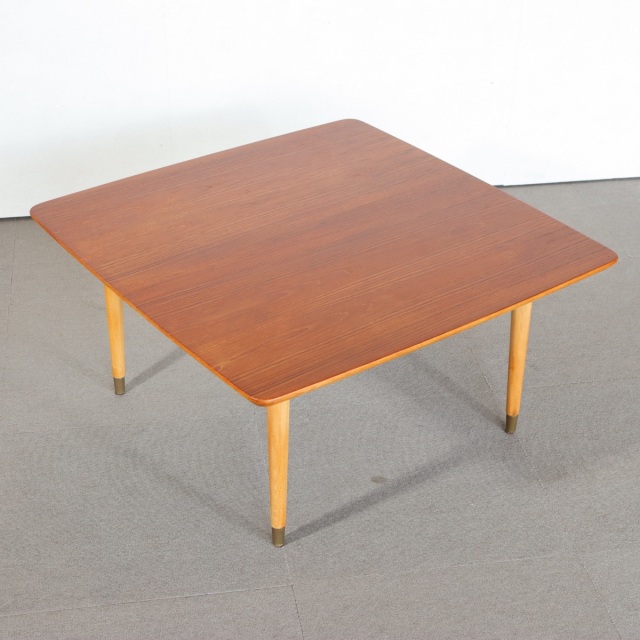 スウェーデン製のコーヒーテーブル