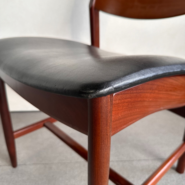 座面が黒いレザーの木製ダイニングチェア、23028b