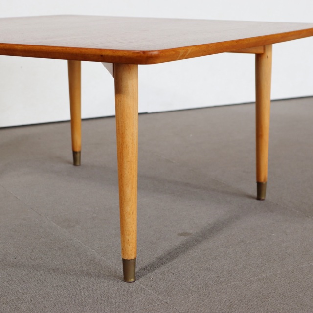 スウェーデン製のコーヒーテーブル