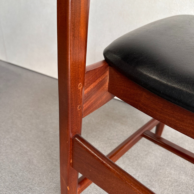 座面が黒いレザーの木製ダイニングチェア、23028b