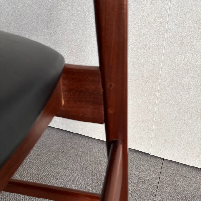 座面が黒いレザーの木製ダイニングチェア、23028b