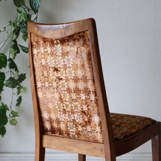 ダイニングチェア、茶色の木製枠組みに背もたれと座面は花柄のウール生地、122099b