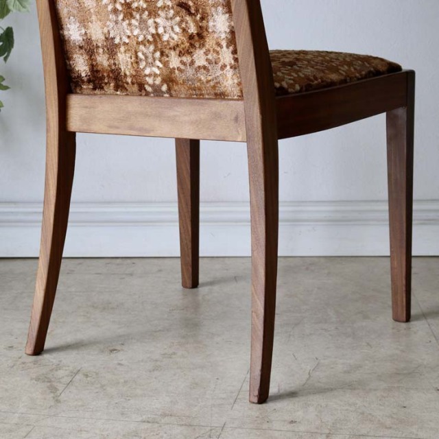 ダイニングチェア、茶色の木製枠組みに背もたれと座面は花柄のウール生地、122099b