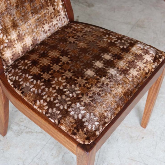 ダイニングチェア、茶色の木製枠組みに背もたれと座面は花柄のウール生地、122099b