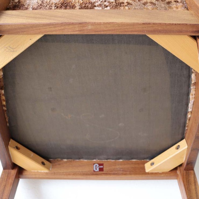 ダイニングチェア、茶色の木製枠組みに背もたれと座面は花柄のウール生地、122099d