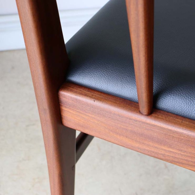 濃い茶色の木製ダイニングチェア、座面はレザーの黒色　022036a