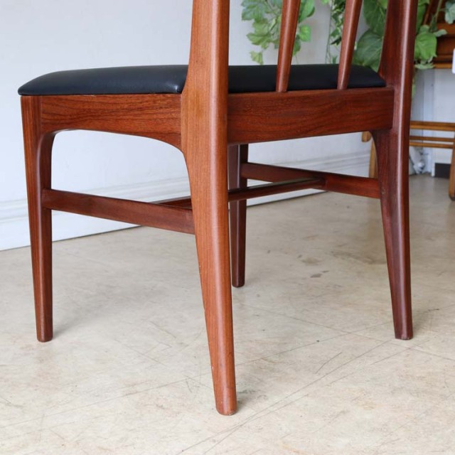 濃い茶色の木製ダイニングチェア、座面はレザーの黒色　022036a