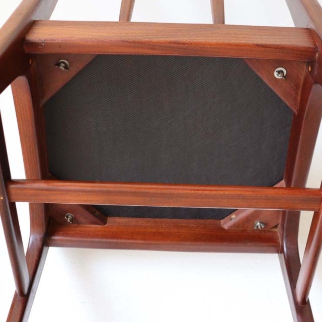 濃い茶色の木製ダイニングチェア、座面はレザーの黒色　022036a