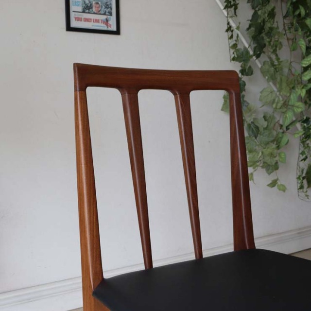 アフリカンチーク材のダイニングチェア、木材部分は濃い茶色、座面は黒色のレザー　022036b