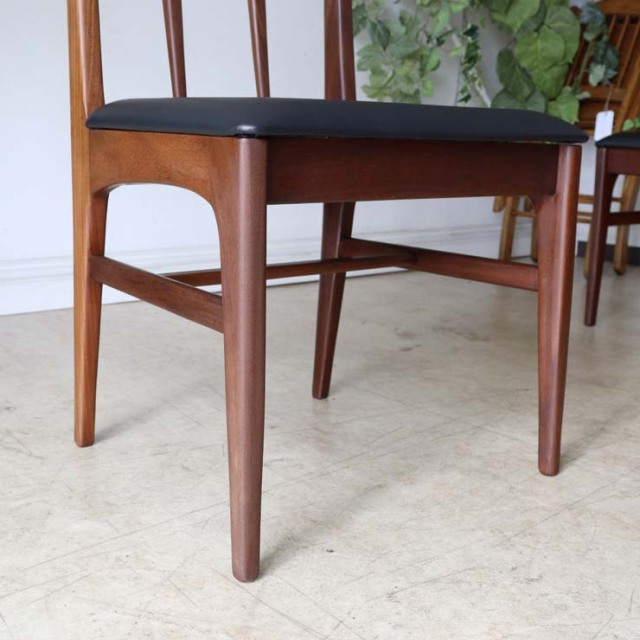 アフリカンチーク材のダイニングチェア、木材部分は濃い茶色、座面は黒色のレザー　022036b