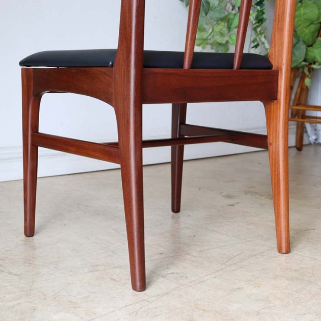 アフリカンチーク材のダイニングチェア、木材部分は濃い茶色、座面は黒色のレザー　022036b