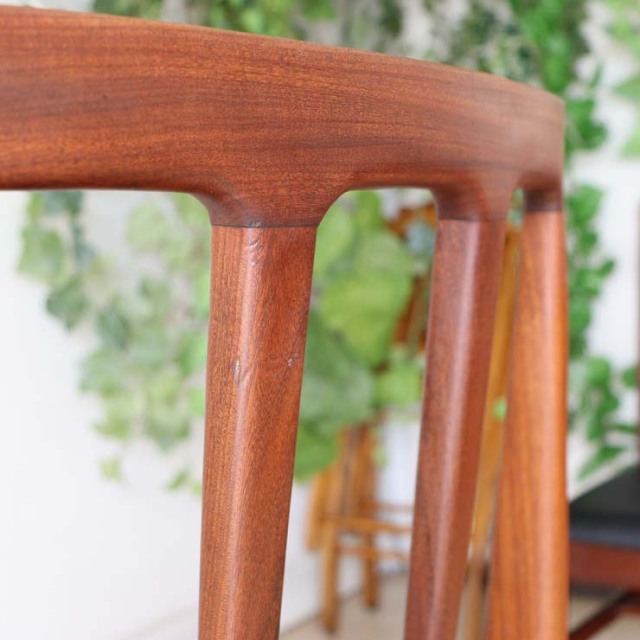 アフリカンチーク材のダイニングチェア、木材部分は濃い茶色、座面は黒色のレザー　022036b