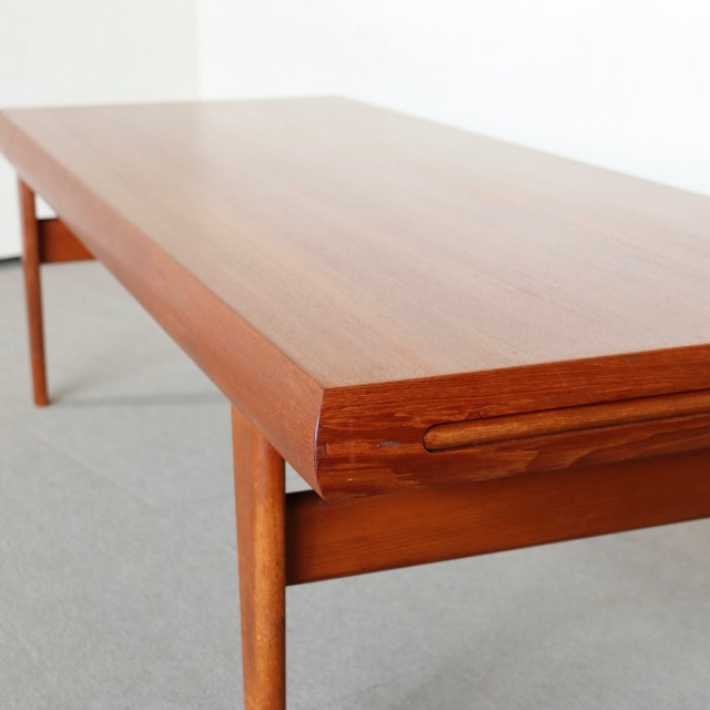 鏡を見なくても自分がカッコいいと自覚しているコーヒーテーブル