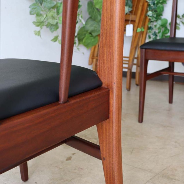 アフリカンチーク材のダイニングチェア、木材部分は濃い茶色、座面は黒色のレザー　022036b