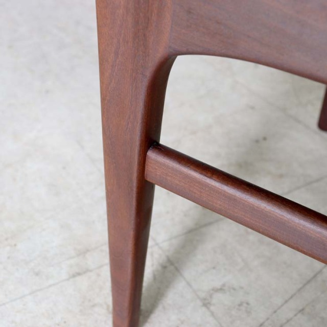 アフリカンチーク材のダイニングチェア、木材部分は濃い茶色、座面は黒色のレザー　022036b