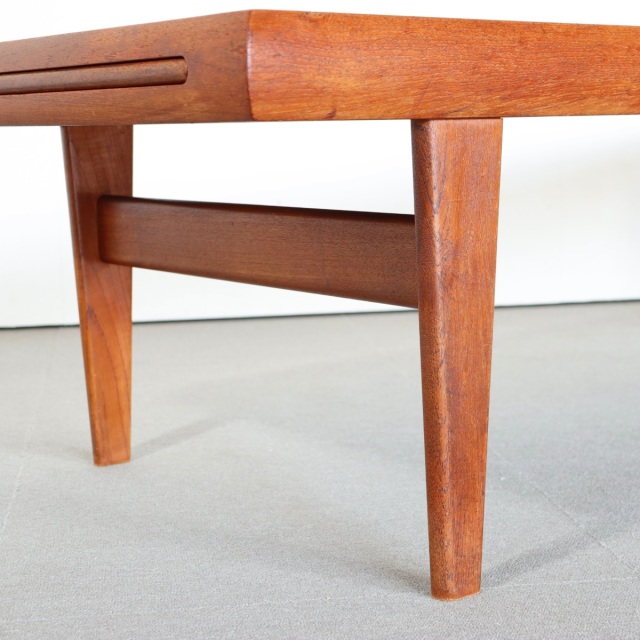 鏡を見なくても自分がカッコいいと自覚しているコーヒーテーブル