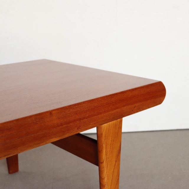 鏡を見なくても自分がカッコいいと自覚しているコーヒーテーブル