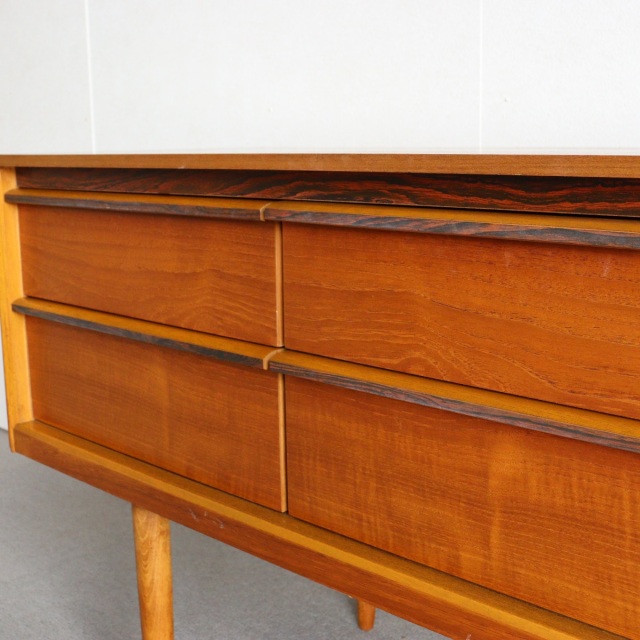 オースティンスイートAustinsuiteのサイドボード