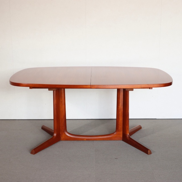 Gudme Mobelfabrik製ダイニングテーブル。チーク材が美しい北欧ヴィンテージ。しっかりとメンテナンスされた上質な一台。